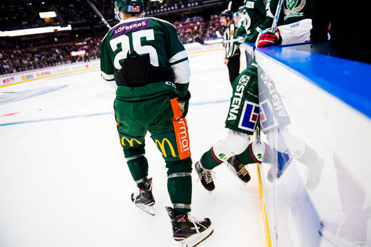 Frölundas Rasmus Dahlin blir tacklad in i båset