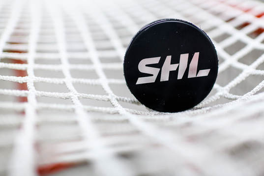 Matchpuck med SHL logo före ishockeymatchen i SHL mellan
