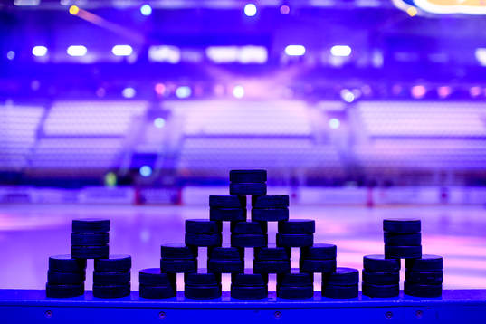 Puckar upplagda på sargen före ishockeymatchen i SHL