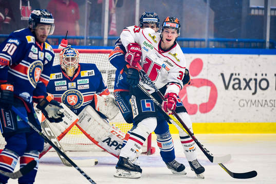 Örebros Christopher Mastomäki framför Växjös målvakt