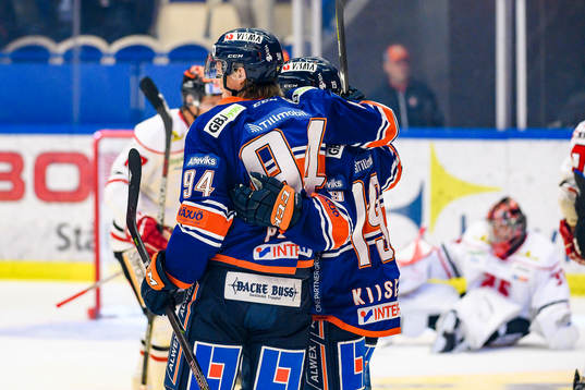 Växjös Joel Persson jublar