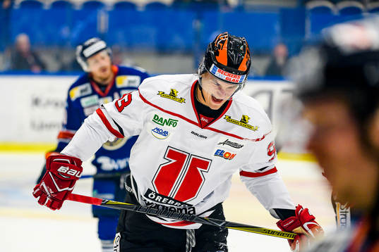 Örebros Filip Ahl grinar illa