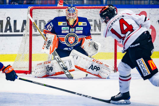 Örebros Tom Wandell skjuter ett skott mot Växjös