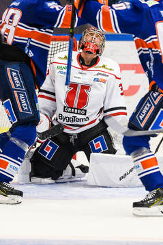 Örebros målvakt Eero Kilpeläinen deppar
