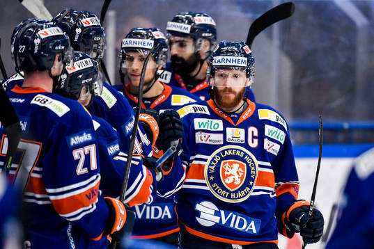 Växjös Liam Reddox jublar med lagkamrater