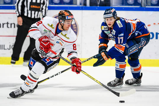 Örebros Tyson Spink jagas av Växjös Jonas Röndbjerg