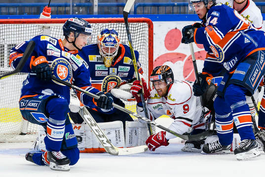 Örebros Tylor Spink oroar framför Växjös målvakt