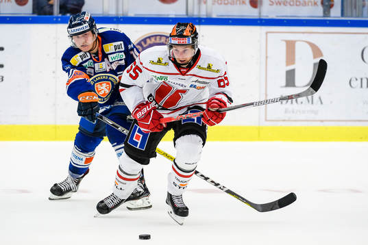 Örebros Sakari Manninen jagas av Växjös Tuomas Kiiskinen