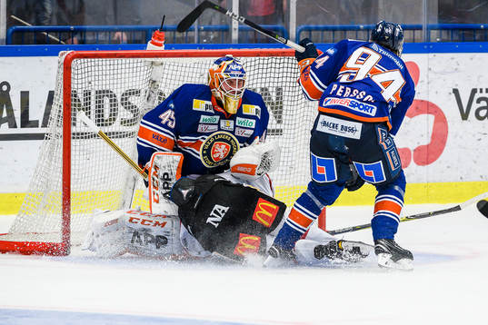 Örebros Tyson Spink krockar med Växjös målvakt Viktor