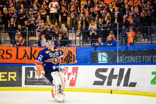 Växjös målvakt Viktor Andrén jublar framför fansen