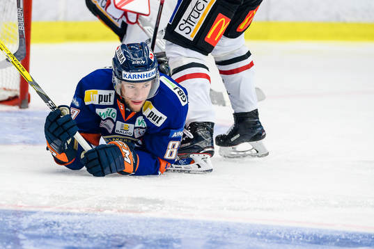Växjös Robert Rosén ligger på isen