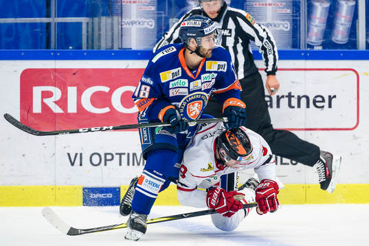 Örebros Tylor Spink faller