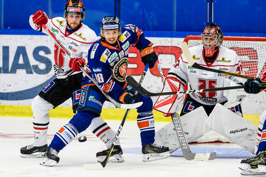 Växjös Adam Brodecki oroar framför Örebros målvakt