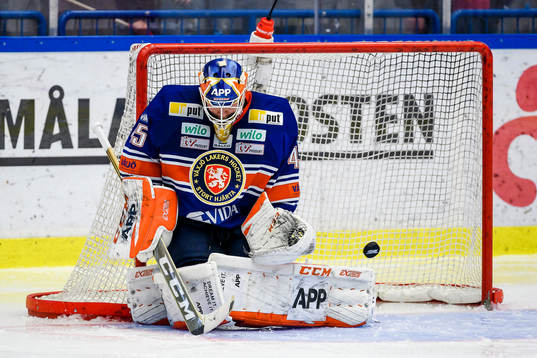 Växjös målvakt Viktor Andrén styr undan en puck