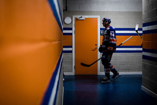 Växjös Joel Persson på väg ut till värmning före
