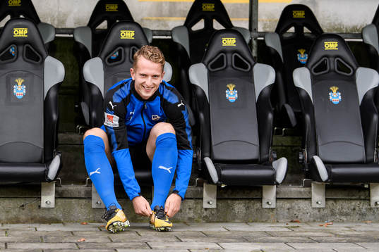Halmstads Andreas Bengtsson knyter skorna före