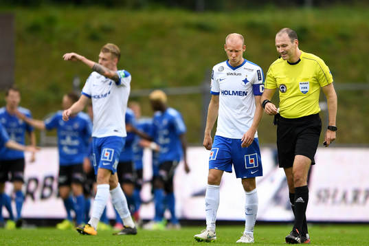 Norrköpings spelare deppar och pratar med Domare Jonas