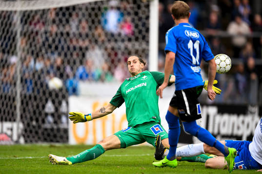Halmstads Tryggvi Hrafn Haraldsson gör 2-0 förbi