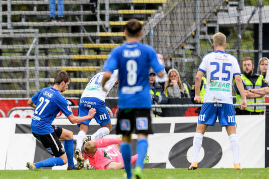 Halmstads målvakt Isak Pettersson räddar framför