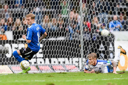 Norrköpings Eric Smith rensar bort bollen på mållinjen