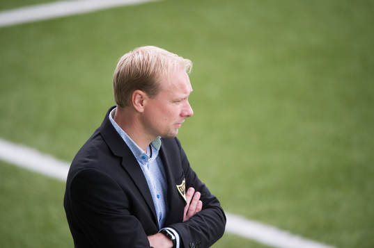IFK Hässleholms tränare Daniel Nilsson i matchen i