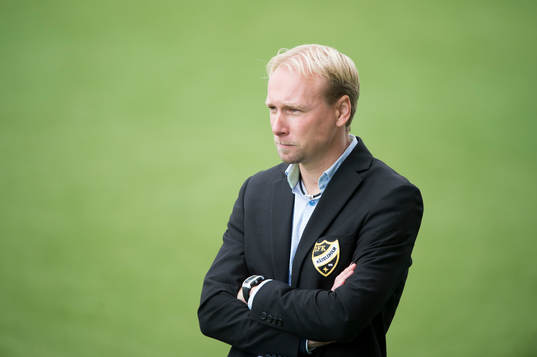 IFK Hässleholms tränare Daniel Nilsson i matchen i