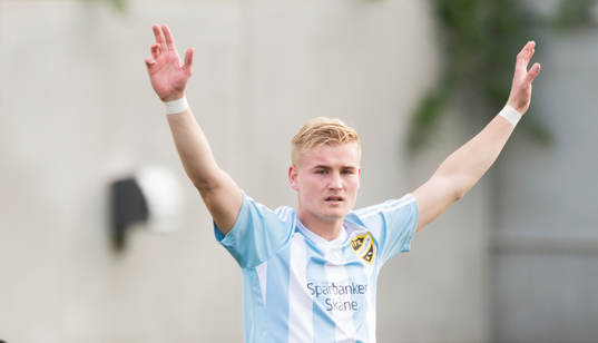 IFK Hässleholms Linus Svensson i matchen i division 2