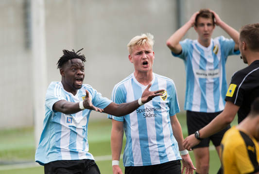 IFK Hässleholms Patrick Osiako protesterar mot avgörande