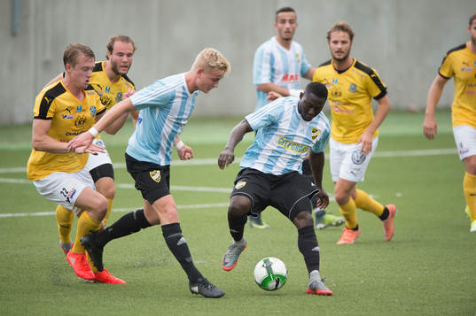 IFK Hässleholms Linus Svensson och Mike Andrew i matchen i