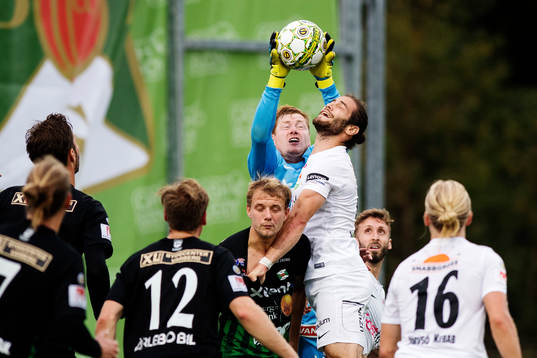 Varbergs målvakt Joakim Wulff och Dalkurds Alex De John i