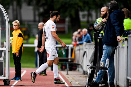 Dalkurds Alex De John deppar när han lämnar planen
