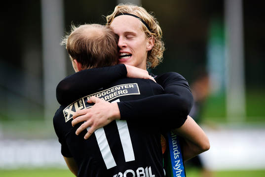 Varbergs Jakob Olsson jublar med Gustav Berggren
