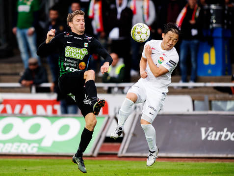 Varbergs Karl Söderström och Dalkurds Yukiya Sugita i