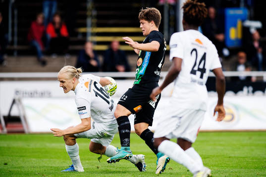 Dalkurds Henrik Löfkvist försvarar mot Varbergs Joel