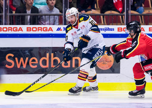 Djurgårdens Niclas Bergfors med pucken
