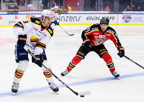 Djurgårdens William Lagesson med pucken