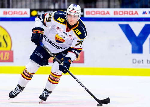 Djurgårdens Patrik Lundh med pucken
