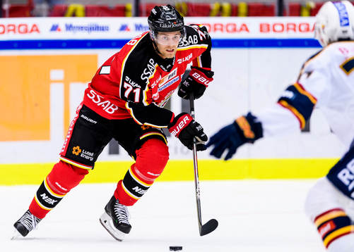Luleås Patrick Cehlin med pucken