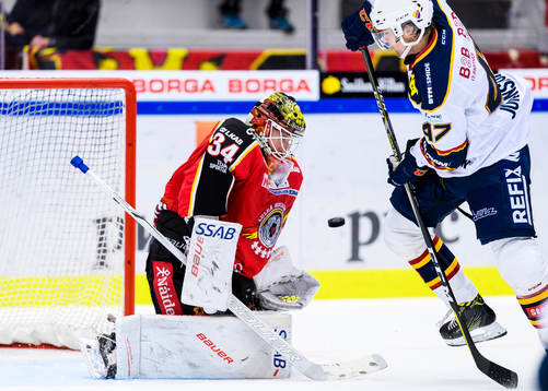 Luleås målvakt Joel Lassinatti räddar ett skott