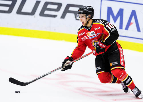 Luleås Einar Emanuelsson med pucken