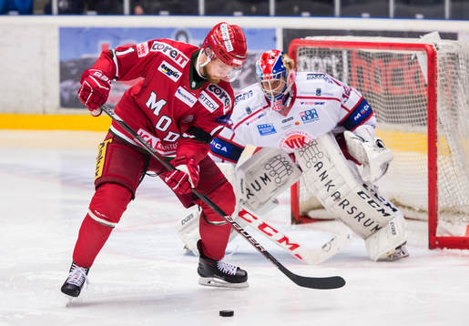 Modos Sam Marklund oroar framför Västerviks Jonas Fransson