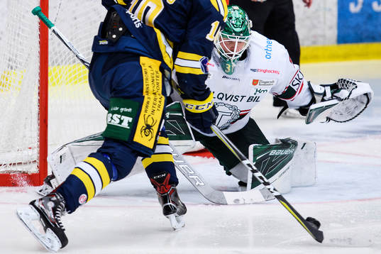 Tingsryds målvakt Niklas Rubin följer pucken med blicken