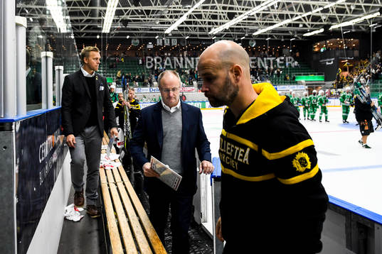 Rögles tränare Anders Eldebrink deppar när han går