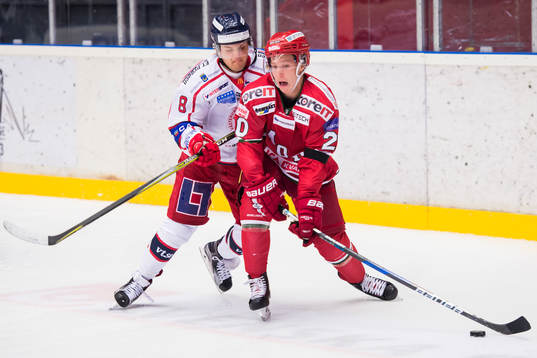 Västerviks Tony Pappila tacklar Modos Oscar Öhman