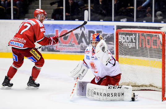 Västerviks målvakt Jonas Fransson räddar skott från