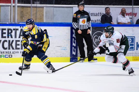 Södertäljes Nicklas Grossmann jagas av Tingsryds Jacob