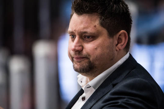 Moras tränare Mattias Karlin   deppar