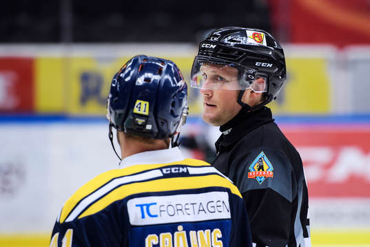 Södertäljes Stefan Gråhns samtalar med domaren