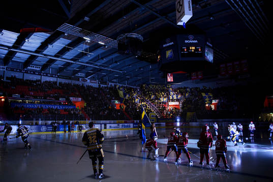Södertäljes spelare åker ut på isen