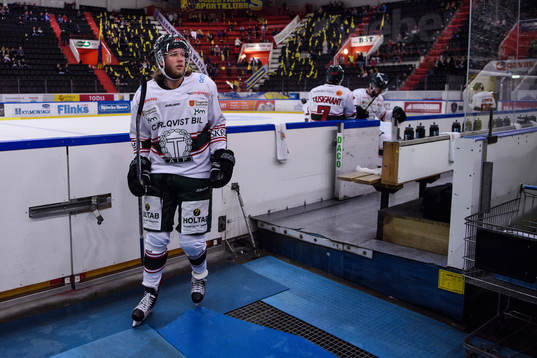 Tingsryds Hampus Melén kliver av isen